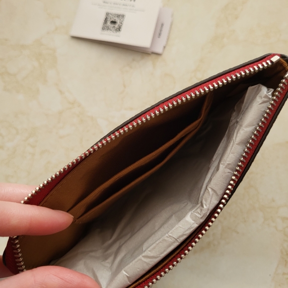 NWT! 🥳HOST PICK🥳 Coach Strawberry 🍓 Print Wristlet! - Picture 7 of 8